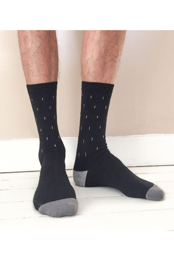 Pour chaque paire achetée, une paire est offerte à une personne sans abri. Ces mi-chaussettes pour homme, avec une tige de 25 cm, sont fabriquées en France, près de Limoges, par une entreprise labellisée Origine France Garantie et Entreprise du Patrimoine Vivant. Conçues avec une approche écoresponsable et solidaire, elles allient qualité, engagement social et respect de l’environnement.