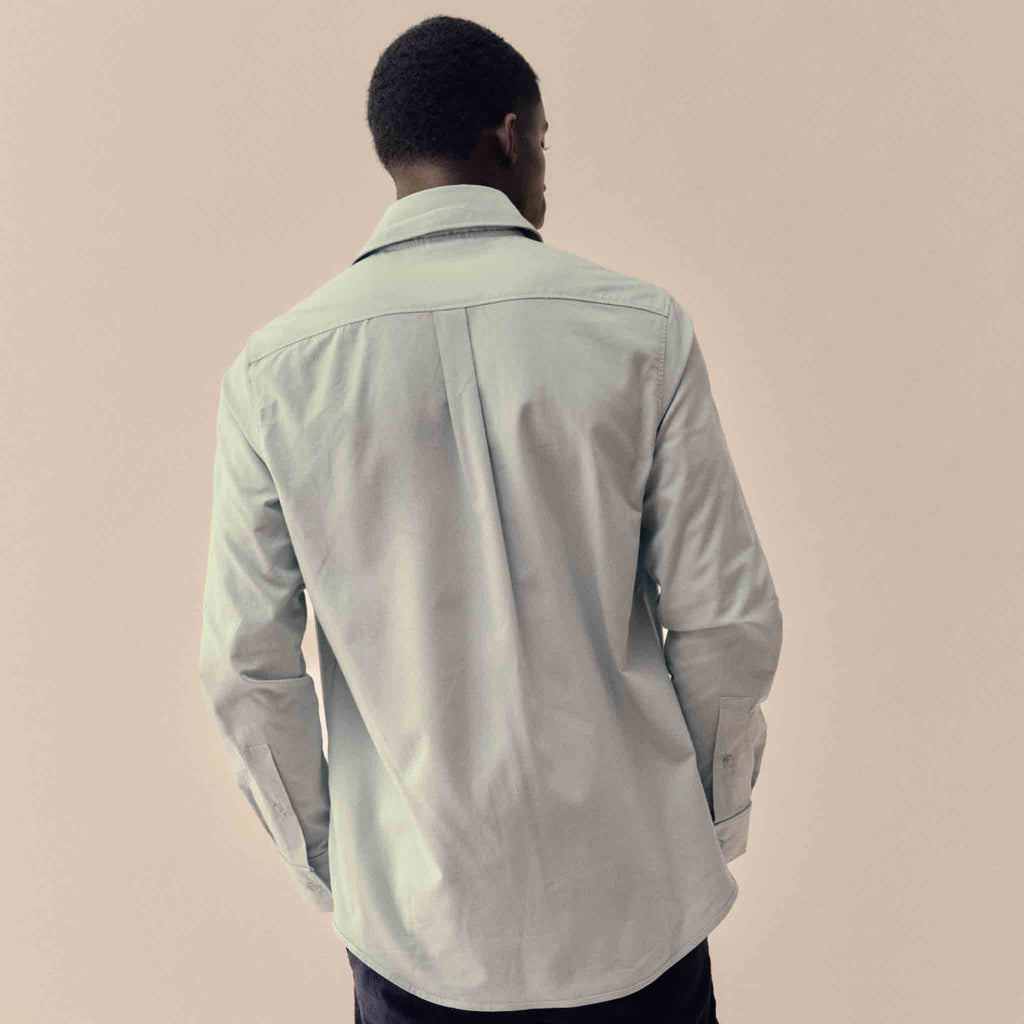 Ce pull à la coupe droite et légèrement ample est confectionné en laine mérinos extra-fine, offrant une douceur et un confort exceptionnels. Son tricotage en maille piquée, bien serrée , garantit une tenue impeccable.