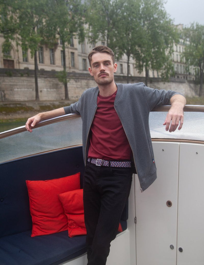 La Veste teddy CAMUS grise en Coton signée Les Filosophes incarne le mélange parfait entre style décontracté et sophistication. Confectionnée en coton de haute qualité, cette veste offre une douceur et un confort exceptionnels tout en ajoutant une touche moderne à n'importe quelle tenue. Inspirée du classique "teddy", elle revisite ce modèle intemporel avec des détails soignés et une coupe contemporaine.
