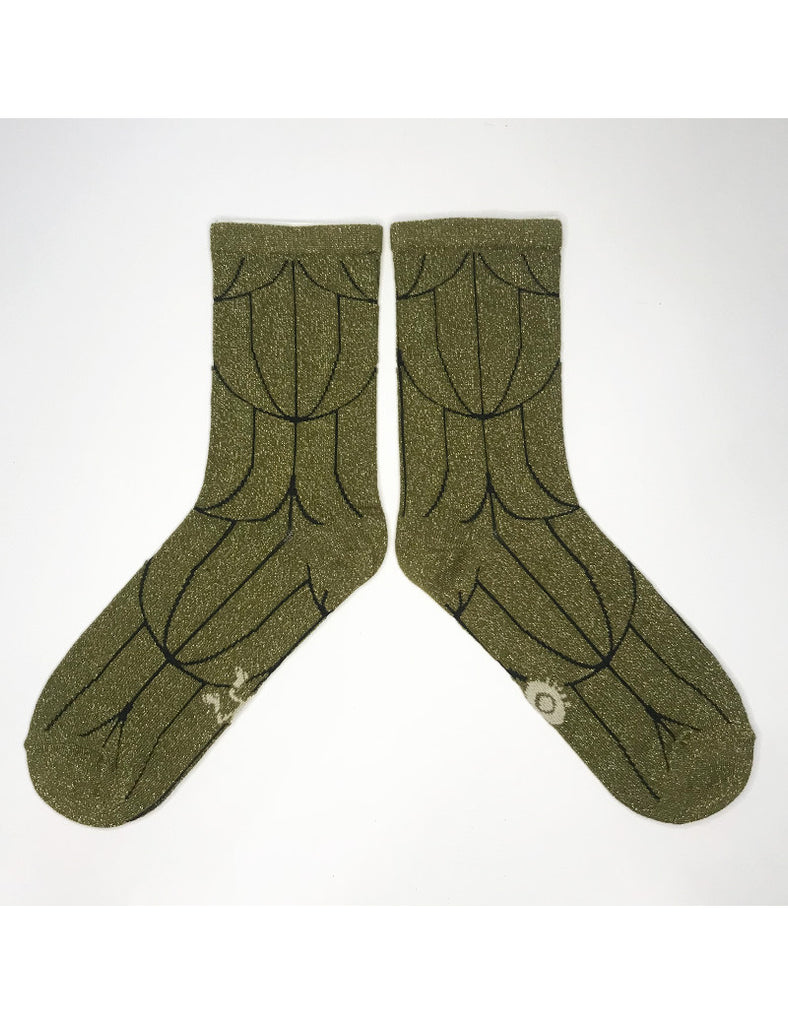 Ces mi-chaussettes pour femme, de 22 cm de longueur, sont fabriquées en France, près de Limoges, par une entreprise labellisée Origine France Garantie et Entreprise du Patrimoine Vivant. Alliant qualité, engagement solidaire et respect de l’environnement, elles s’inscrivent dans une démarche écoresponsable et solidaire.