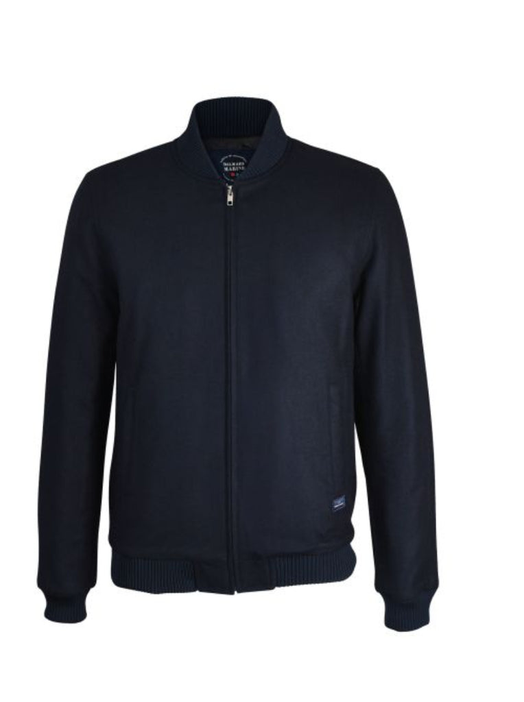 Ce blouson est une pièce emblématique de Dalmard Marine. Parfait pour la mi-saison, il ajoute une touche d'élégance décontractée à votre look. Conçu en drap de laine imperméable, il vous garantit chaleur et confort tout en offrant une grande liberté de mouvement.