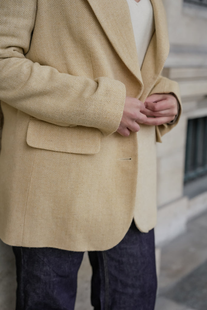 La veste MATHILDE de chez La Jaquette est une veste oversize en laine à chevrons, alliant élégance et décontraction. Sa coupe ample et structurée offre une allure moderne et sophistiquée, tandis que son tissu texturé et sa teinte lumineuse en font une pièce idéale pour la mi-saison.