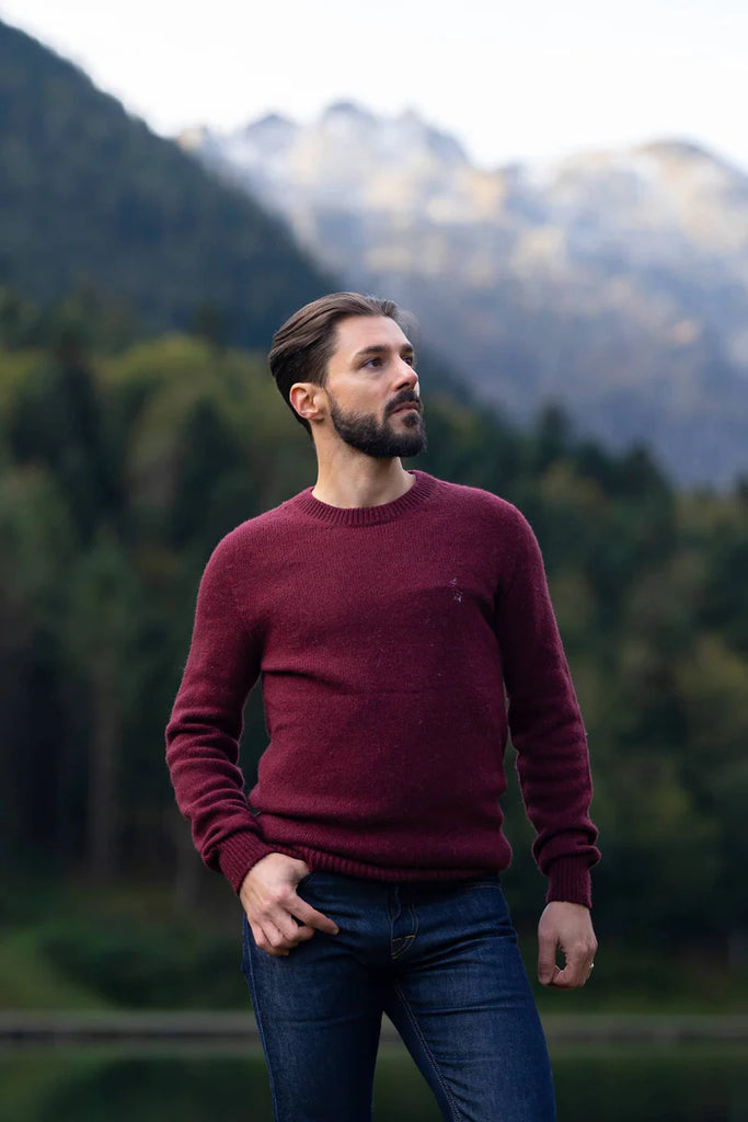 Filé et manufacturé dans le Tarn, ce pull en jersey à jauge 5 se distingue par sa coupe droite et son col rond, offrant un style à la fois intemporel et confortable. Il est orné d’une broderie blanche Maison Izard et d’un discret ruban tricolore cousu sur la manche, ajoutant une touche d’élégance et de savoir-faire français.