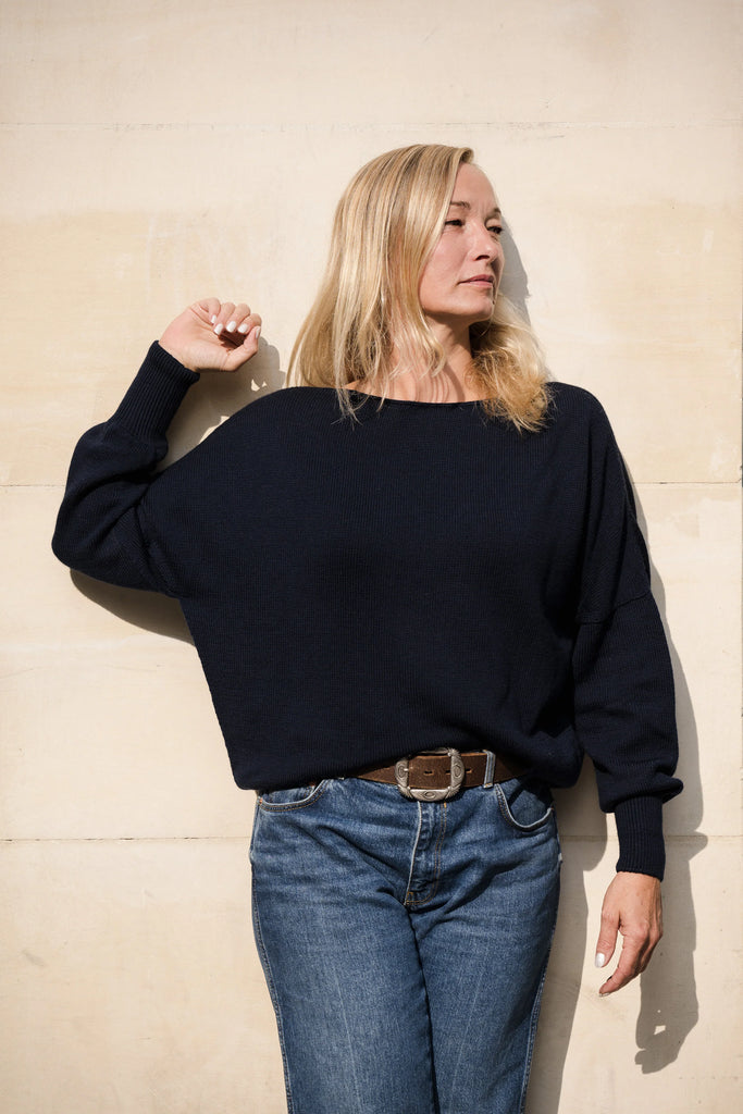 Découvrez le confort ultime avec ce pull pour femme en laine mérinos. Avec son col V pouvant se porter recto-verso,V devant ou V dos, flatteur et sa coupe ajustée mais décontractée, il est parfait pour compléter votre garde-robe.