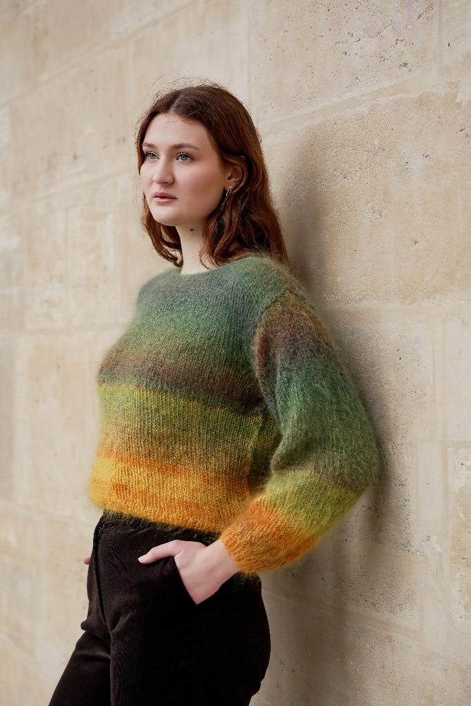 Ce pull est confectionné à la main avec un seul fil offrant ainsi une sensation de chaleur et de douceur tout en légèreté. Son dégradé de couleurs d'automne subtilement travaillé crée un effet visuel enchanteur, ajoutant une touche unique à la pièce.