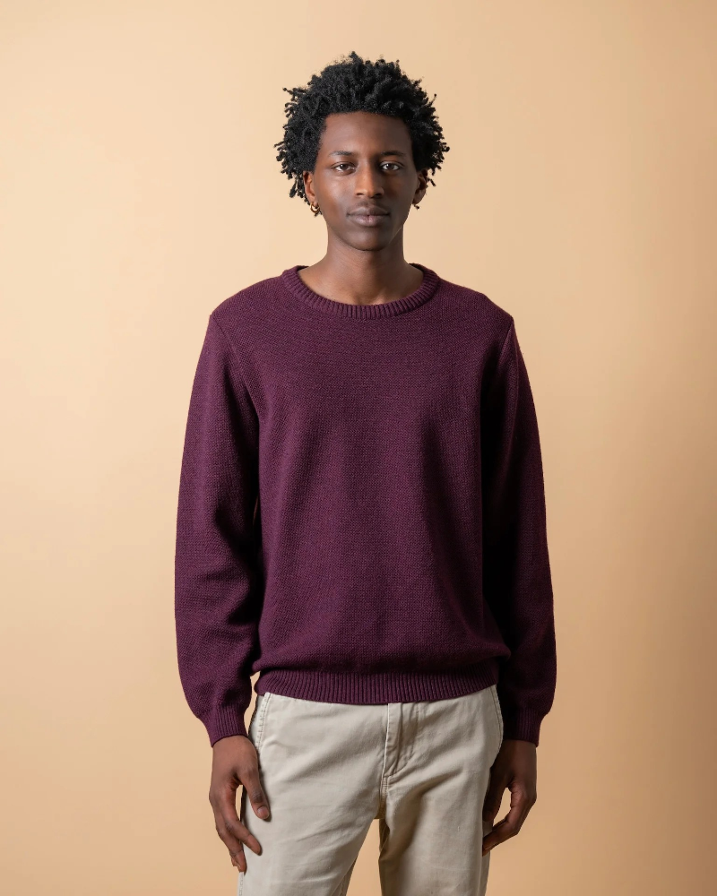 Le Pull Youri de chez Nitto Knitwear est un incontournable intemporel. Son design classique en fait une pièce que vous porterez longtemps sans vous en lasser.