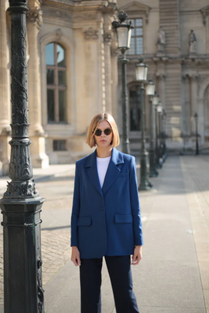 La veste Mathilde de chez La Jaquette dans sa version bleu foncé est une pièce élégante et intemporelle. Son tissu en laine mélangée avec une touche de cachemire lui confère une douceur et un confort exceptionnel. Sa coupe oversize structurée apporte une allure moderne et sophistiquée, parfaite pour une silhouette à la fois chic et décontractée.