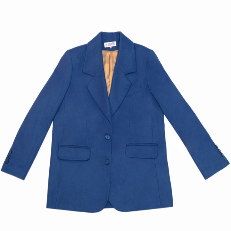 La veste Mathilde de chez La Jaquette dans sa version bleu foncé est une pièce élégante et intemporelle. Son tissu en laine mélangée avec une touche de cachemire lui confère une douceur et un confort exceptionnel. Sa coupe oversize structurée apporte une allure moderne et sophistiquée, parfaite pour une silhouette à la fois chic et décontractée.