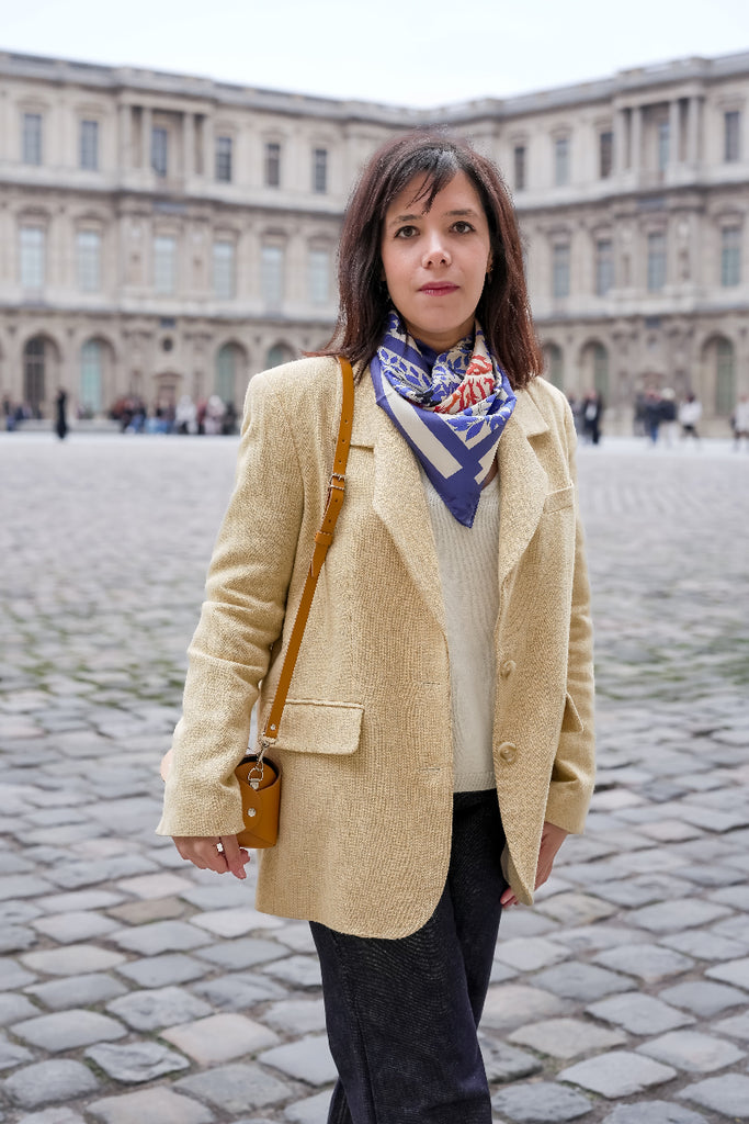 La veste MATHILDE de chez La Jaquette est une veste oversize en laine à chevrons, alliant élégance et décontraction. Sa coupe ample et structurée offre une allure moderne et sophistiquée, tandis que son tissu texturé et sa teinte lumineuse en font une pièce idéale pour la mi-saison.